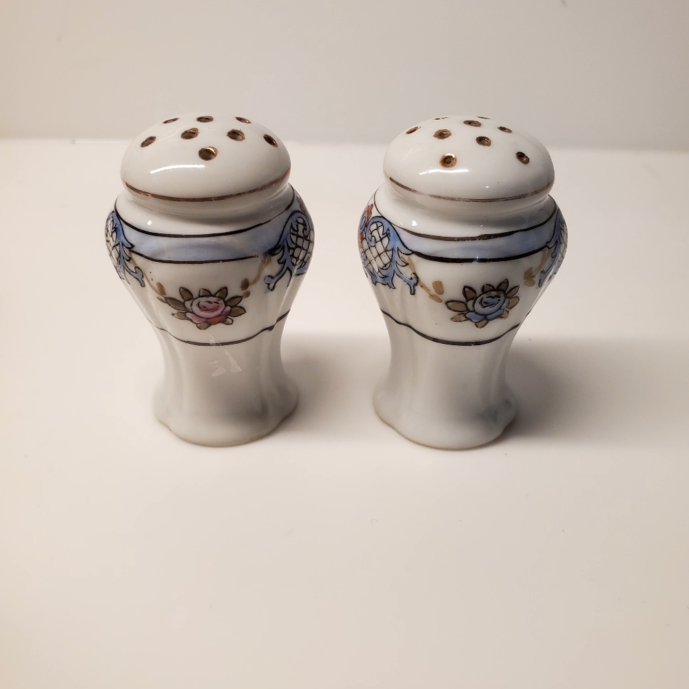 Vintage Floral Salt and Pepper Shakers Blue and white. CERAMIC MADE IN JAPAN.